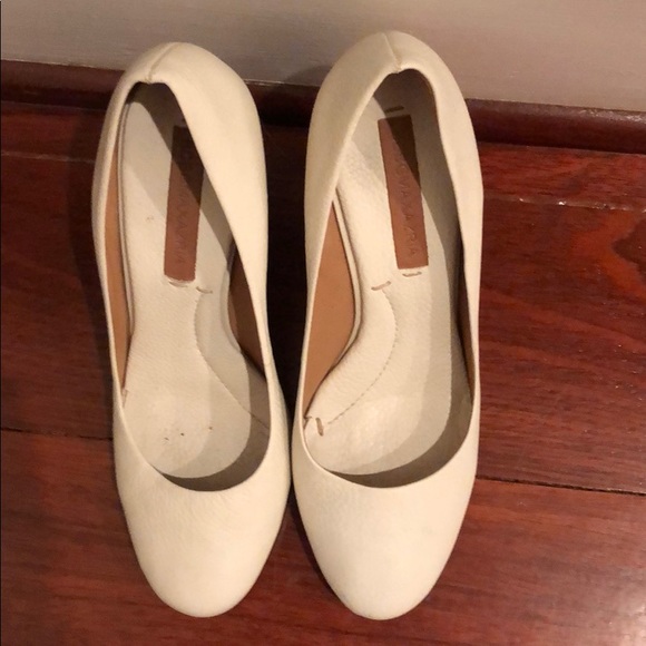 BCBG MAX AZRIA white shoes size 7.5 - Picture 7 of 8